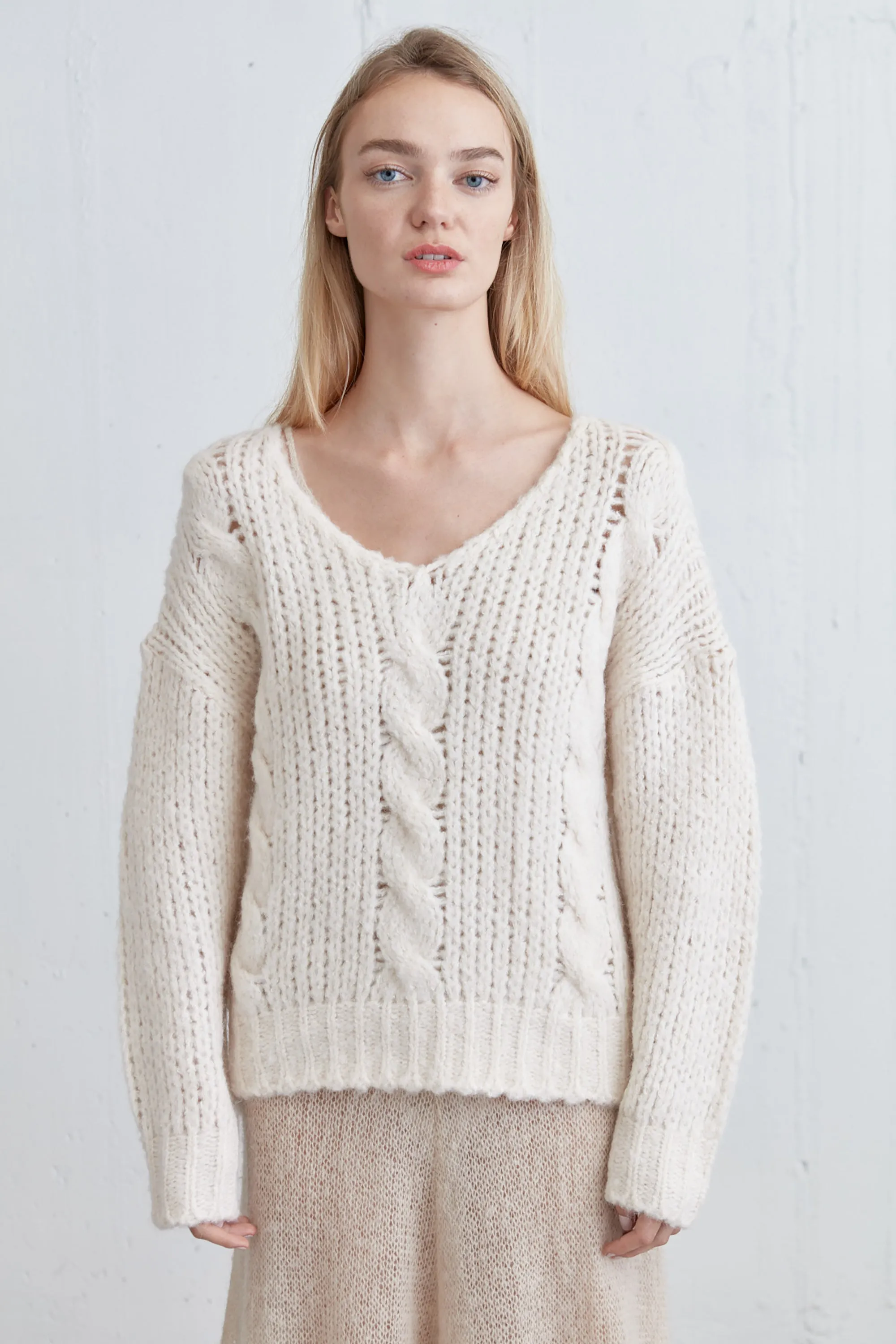 RELAXED FIT CABLE KNIT SWEATER