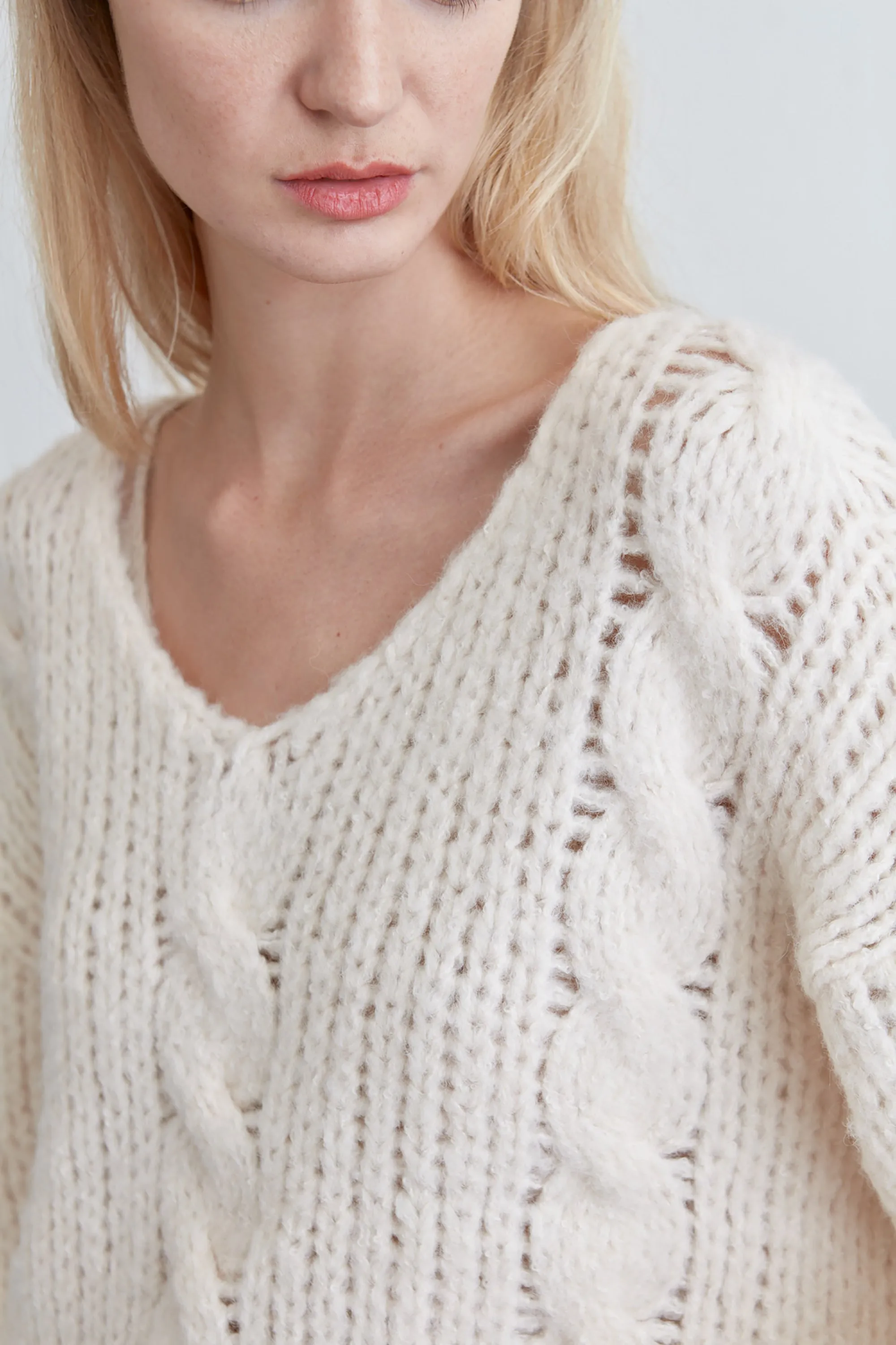 RELAXED FIT CABLE KNIT SWEATER